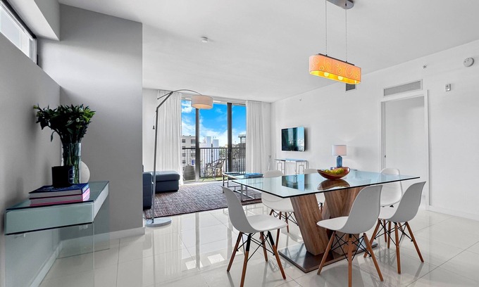 Bay Harbor Islands Apartamento | Spacious and Comfortable 2BD Skyline Apt | Balcony, Kitchen and Daily Housekeeping