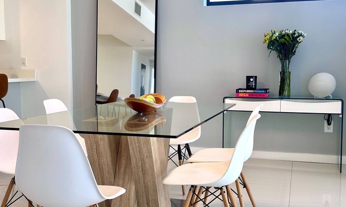 Bay Harbor Islands Apartamento | Spacious and Comfortable 2BD Penthouse | Balcony, Kitchen and Daily Housekeeping