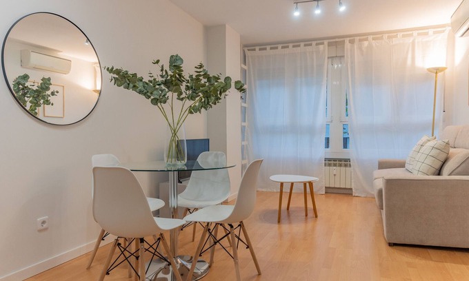 Gaztambide Apartamento | Piso Amplio y Cálido en Madrid: Ideal para tu Estancia Perfecta