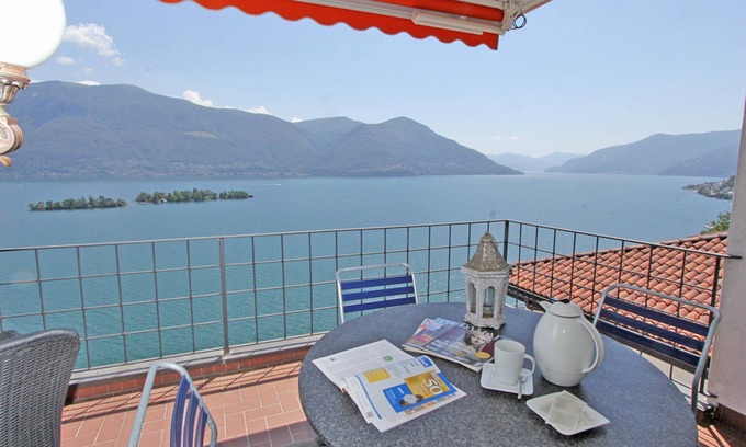 Ronco sopra Ascona Apartamento | Spacious apartment with magnificent panoramic views of the Brissago Islands