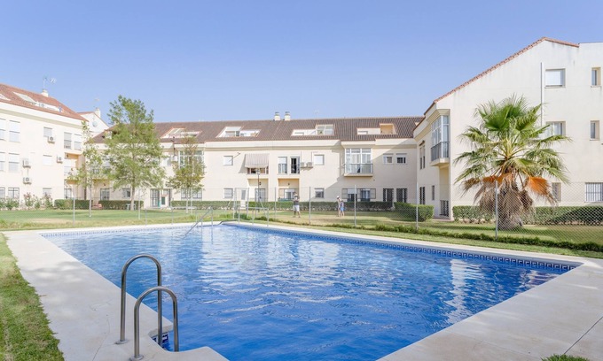 Campillos Apartamento | Amplio apartamento en Villa Gallardo con aire acondicionado, Wi-Fi y piscina compartida