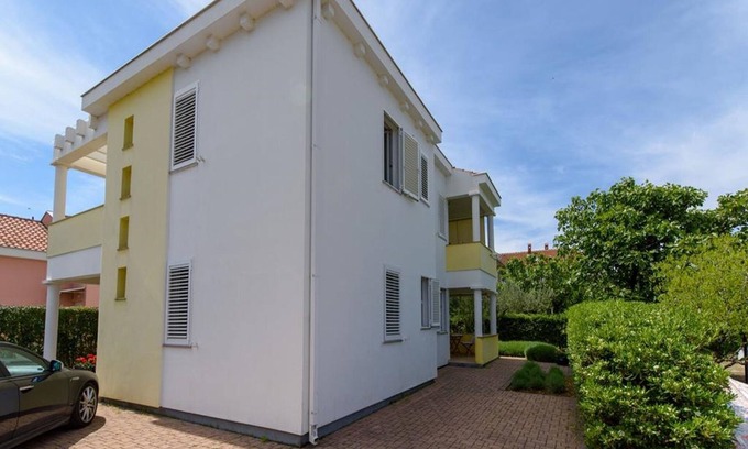 Sukosan Apartamento | Amplio apartamento en Sukošan con balcón