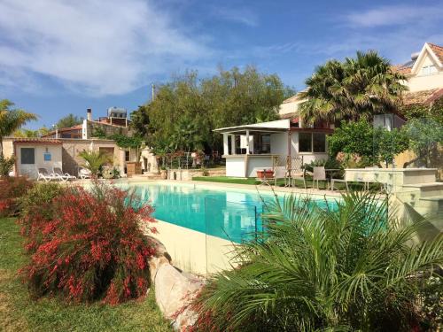Pozzallo Apartamento | Spacious Apartment in Pozzallo, 110m² with Pool and Sea View