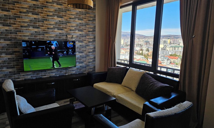 Tbilisi Apartamento | Spacious Apartment with Nice Views Next to Wood