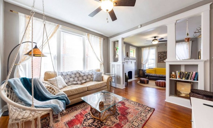 St. Louis Apartamento | Spacious apartment with movie projector, office, and walk in closet