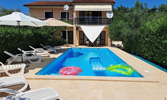 Valdebek Apartamento | Casa en Pula para 12 personas con piscina nueva (9x4m) y amplio jardín.