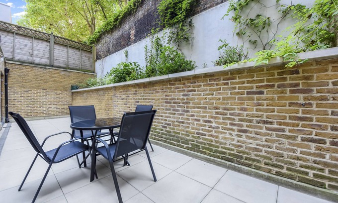 St. Pancras Apartamento | Spacious apartment with private patio