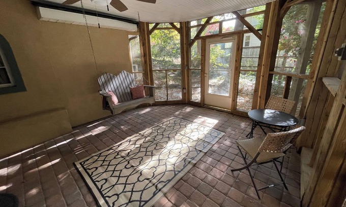 Winston - Salem Apartamento | Spacious Ardmore Garden Apartment