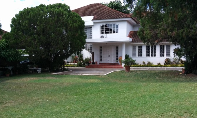Barbican Cama Y Desayuno | GRANDE Art-Deco 4bed-4bath Kingston 6, Liguanea / Barbican. Cama y desayuno con personal
