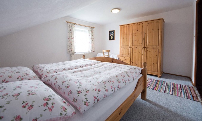 Waidhofen An Der Ybbs Apartamento | Spacious holiday apartment on the organic farm in the middle of a beautiful natural landscape