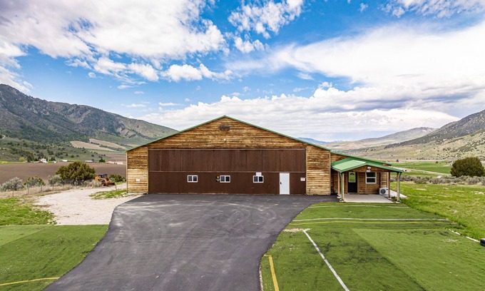 Lava Hot Springs Casa | Spacious aviation themed home w/ spectacular views.