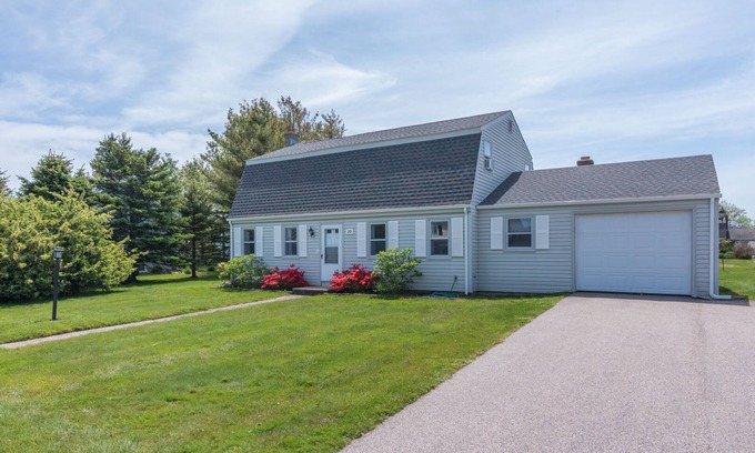 Eastward Look Casa | Spacious backyard, recently renovated & walking distance to Scarborough Beach!!