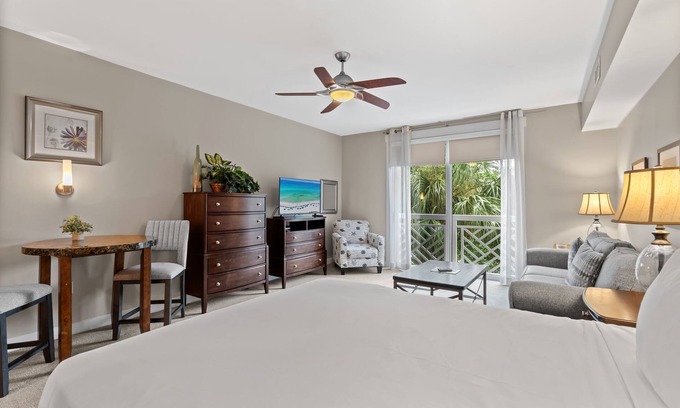 Baytowne Wharf Condominio | Spacious Bahia Studio at Baytowne Wharf! Tropical Pool, Hot Tub, & Beach Tram