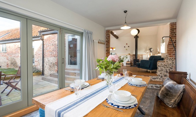 Runham Casa | Spacious barn, seals, seaside walks and Broads National Park