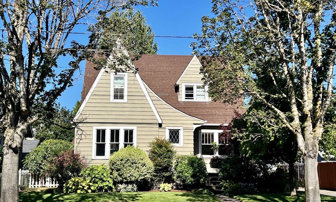 Northeast Neighbors Apartamento | Spacious basement apt. Off-street parking, washer & dryer, kitchenette, sleeps 4