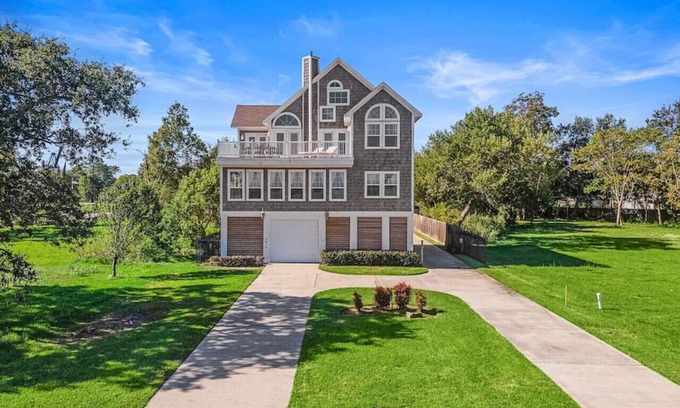 Shoreacres Casa | Spacious Bayfront Home w/ Gorgeous Views and Deck