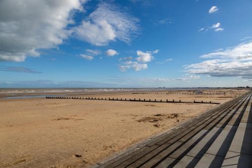 St Mary's Bay Casa | Spacious Beach Home With Hot Tub, BBQ and Garden