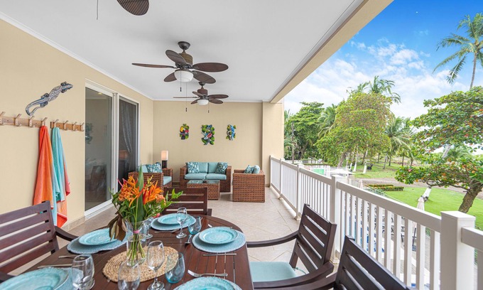 Barrio Los Villalobos Apartamento | Spacious beachfront condo on Jaco Beach