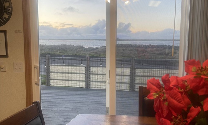 Eureka Casa | Spacious beachfront with panoramic views