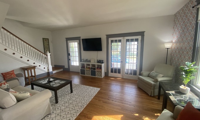 St. Charles Historic District Casa | Spacious, Beautiful St. Charles Home-Remodeled-Sleeps 10! New Patio!
