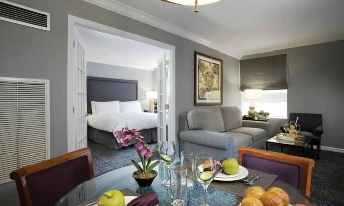 Central Park South Apartamento | Spacious, beautiful one-bedroom, two-bath, magical Christmas & New Year's season
