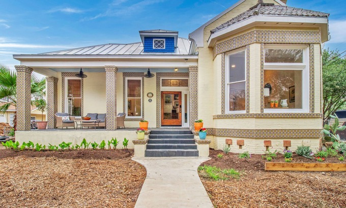 Southtown Casa | Spacious beautiful home in Lavaca Historic district. 15 minute walk to Alamodome