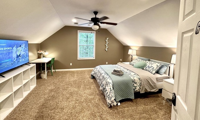 Sugar Hill Casa | Spacious bedroom close Buford