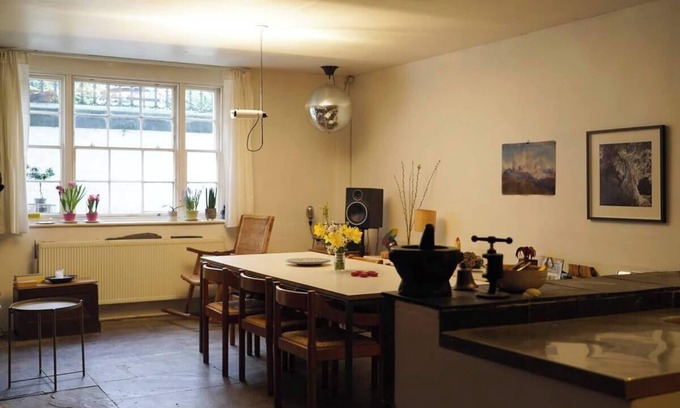 Sefton Park Apartamento | Spacious bedroom in characterful period flat ensuite bathroom