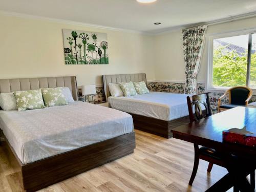 Richmond Casa | Spacious Bedroom with Two Queen Sized Bed