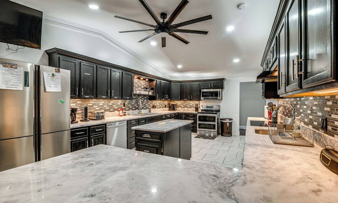 Bowling Green Casa | Spacious Bowling Green Home w/ Hot Tub & Pool!