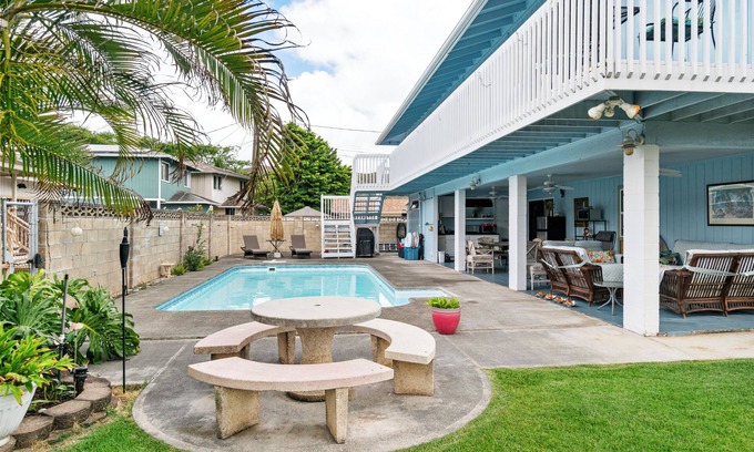 Coconut Grove Apartamento | Spacious & Breezy 3 Bedroom Home with Ko'Olau Views and a Pool