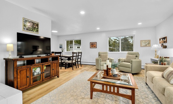 Northeast Anchorage Casa | Spacious, bright 5-bedroom in Anchorage with hot tub & great outdoor space!