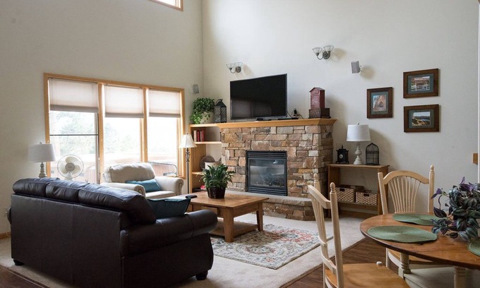 Stanley Hills Condominio | Spacious, bright condo w/ outdoor hot tub, and amazing views of Estes Valley!