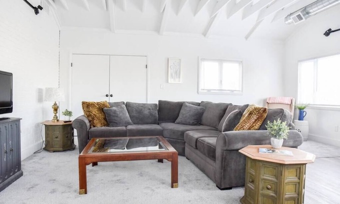 Pleasant Hills Apartamento | Spacious & Bright Retreat – Perfect for Families!