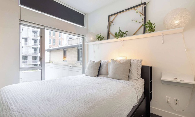 Gastown Condominio | Spacious, Bright, Sleeps 5+Free Parking