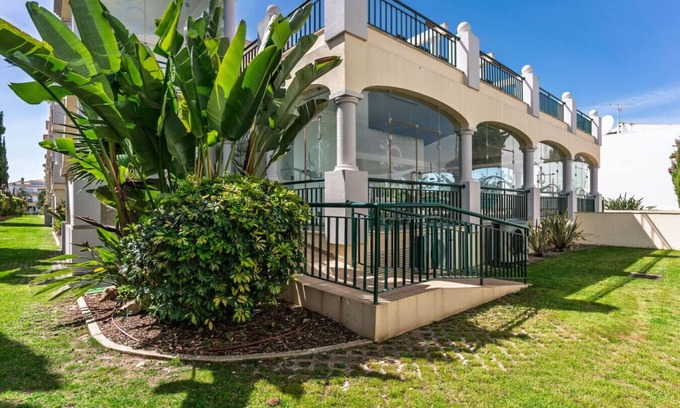 Guia Apartamento | Spacious & Bright T3 in Guia with shared Pool