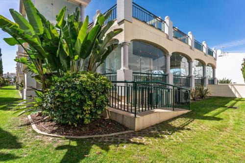 Guia Apartamento | Spacious & Bright T3 in Guia with shared Pool