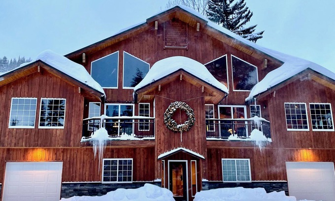 Sandpoint Cabina | Spacious, bright walk/ski-in/ski-out* duplex with ample parking
