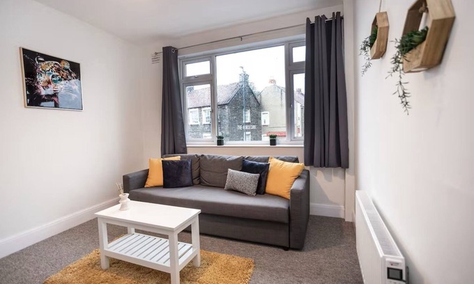 Staple Hill Apartamento | Spacious Bristol Flat, 3 Bedrooms, Sleeps upto10-Ideal for Contractors