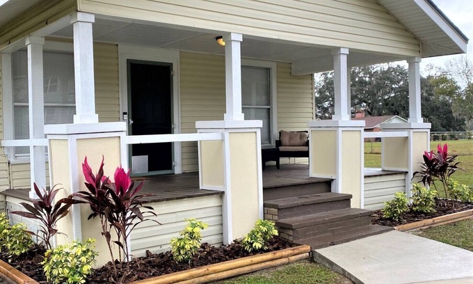 Wesley Chapel South Casa | Spacious Bungalow fully fenced with Hot tub, Basketball, Ping pong table & BBQ