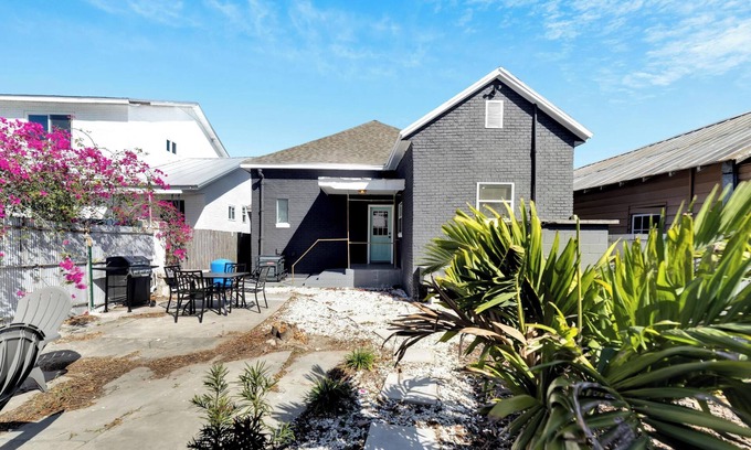 Ybor City Casa | [Spacious Bungalow] Modern & Cozy Comfort