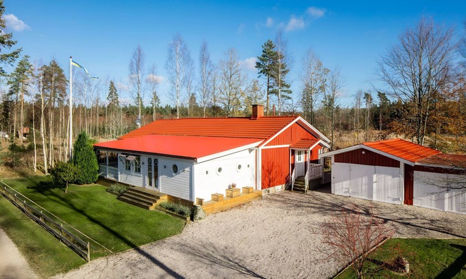 Ingelstad Cabina | Spacious Cabin for Work Crews, 10 Beds!