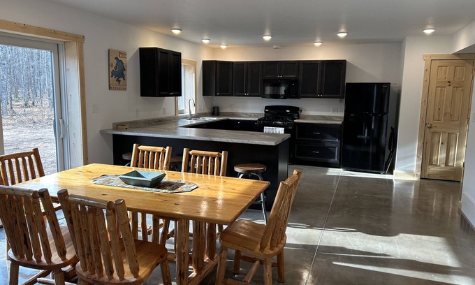 Hayward Cabina | Spacious cabin minutes from recreational trails & Round Lake