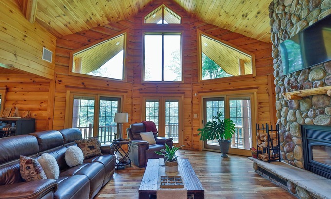 Eldred Cabina | Spacious Cabin on Private Lake w/ kayaks, Luxury Amenities
