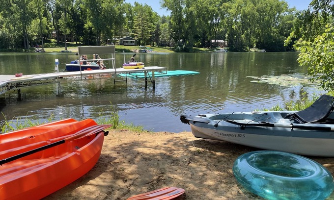 Wautoma Cabina | Spacious cabin on tranquil lake with kayaking, fishing. Arcade games, pool table