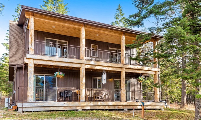 Bigfork Cabina | Spacious cabin overlooking Swan Lake with 2-story deck, fireplace & firepit