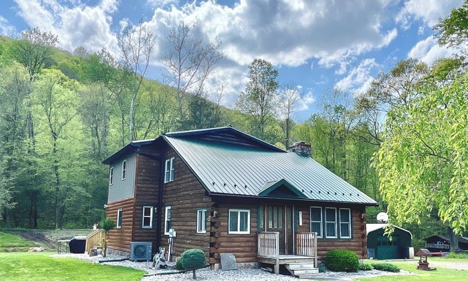 Saxton Casa | Spacious Cabin Retreat - EZ Boat Parking & Dog Friendly !