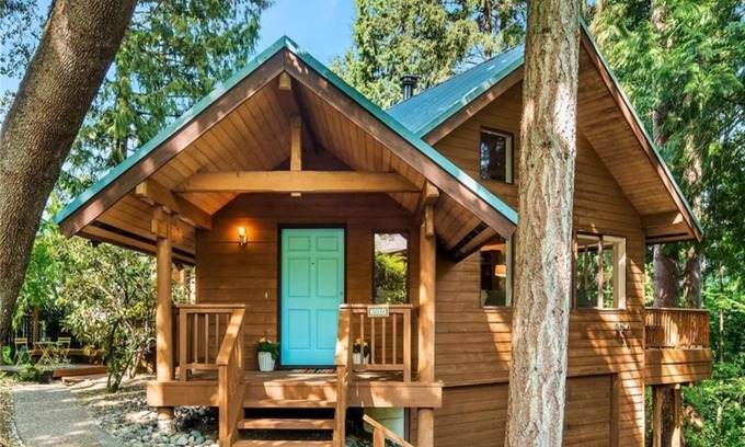 Cedar Heights Casa | Spacious Cabin Style Home with Hot Tub, Sauna, King Bed, Loft, Free Parking