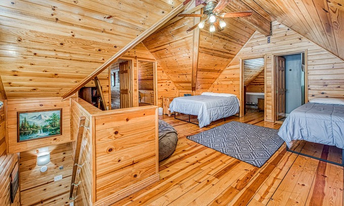 Big Creek Cabina | Amplia casa de estilo cabaña con cubierta, cerca de restaurantes, laderas y lago, ¡perros están bien!