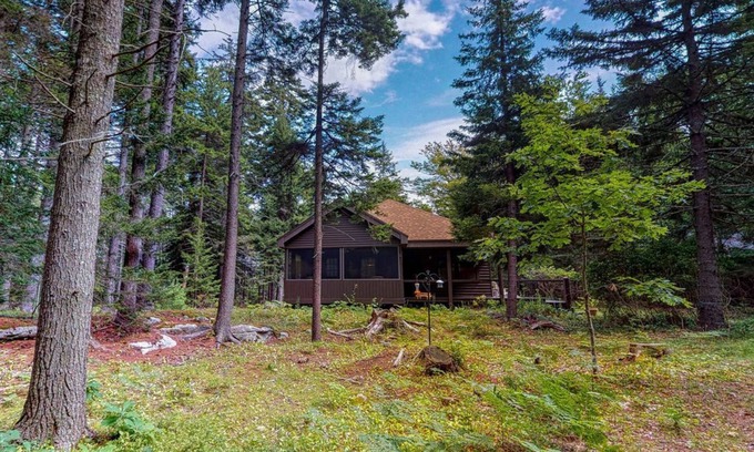 Boothbay Harbor Cabina | Amplia cabaña en un lugar apartado dentro de bosques de pinos. Cerca de restaurantes!